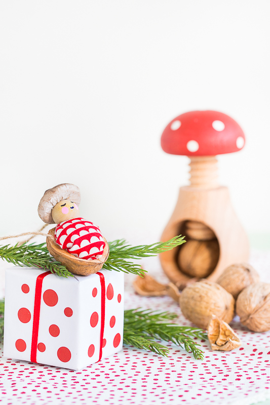 Süße Walnussbettchen als Baumschmuck zu Weihnachten