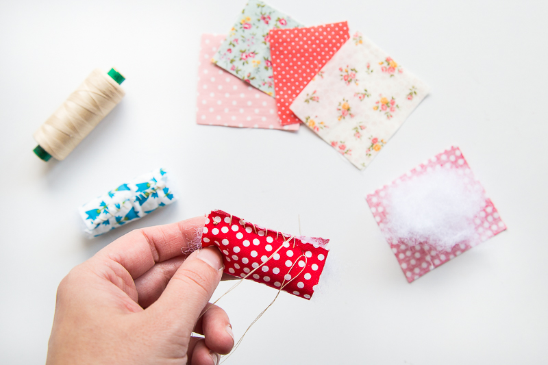 Süße Walnussbettchen als Baumschmuck zu Weihnachten