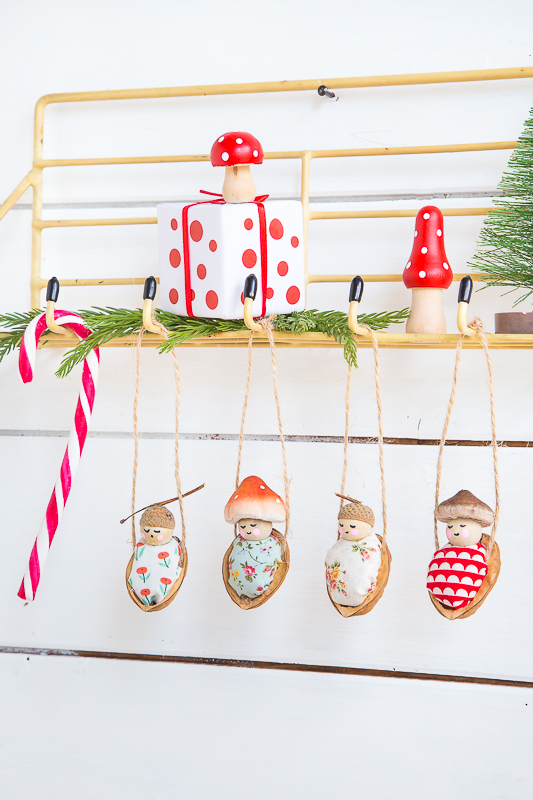 Süße Walnussbettchen als Baumschmuck zu Weihnachten
