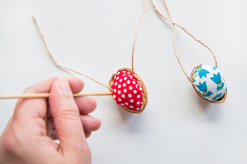 Süße Walnussbettchen als Baumschmuck zu Weihnachten