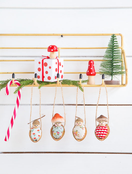 Süße Walnussbettchen als Baumschmuck zu Weihnachten