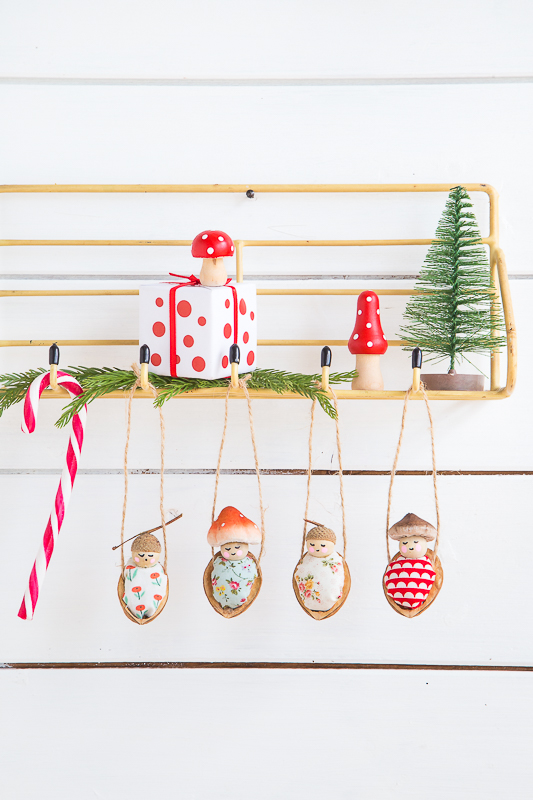 Süße Walnussbettchen als Baumschmuck zu Weihnachten