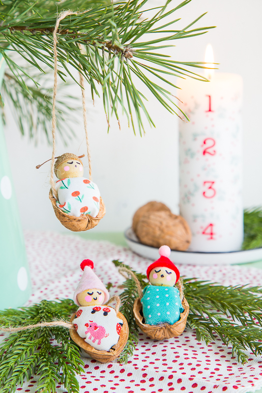 Süße Walnussbettchen als Baumschmuck zu Weihnachten
