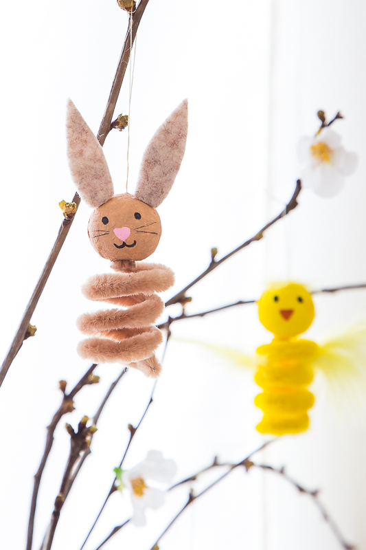 Bastelidee mit Pfeifenreiniger - Anhänger für den Osterzweig