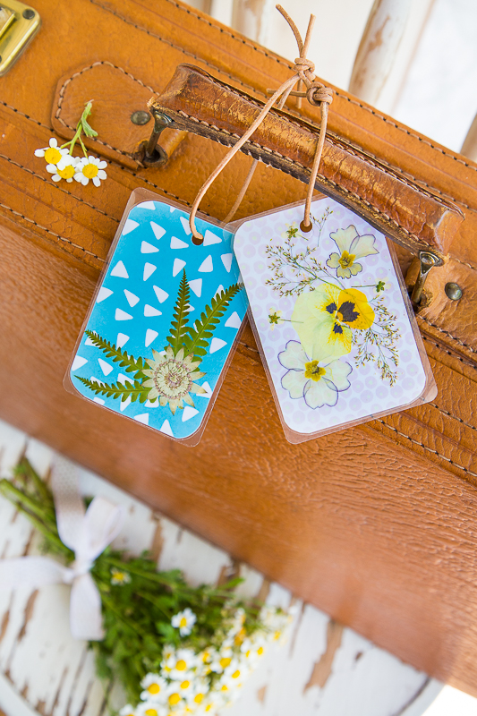 Kofferanhänger mit gepressten Blumen selber machen