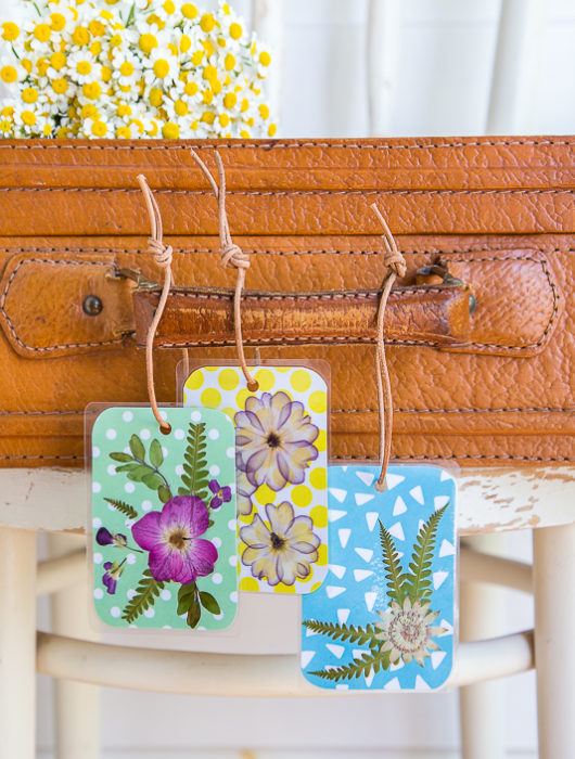 Kofferanhänger mit gepressten Blumen selber machen