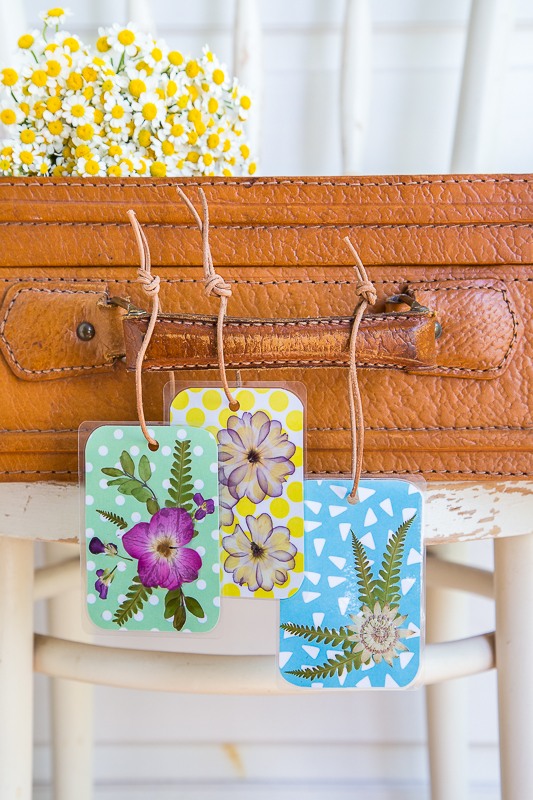 Kofferanhänger mit gepressten Blumen selber machen