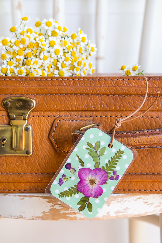 Kofferanhänger mit gepressten Blumen selber machen