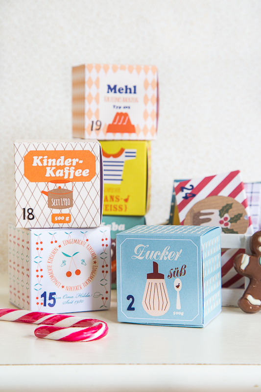 Für die selbstgefalteten Schachteln benötigst Du: Scrapbooking Papier in verschiedenen Farben/Muster oder gemusterten Karton Lineal, Stift, Schere und Kleber Ladenetiketten zum Ausdrucken