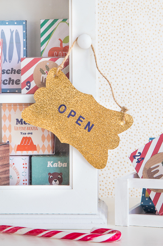 Für die selbstgefalteten Schachteln benötigst Du: Scrapbooking Papier in verschiedenen Farben/Muster oder gemusterten Karton Lineal, Stift, Schere und Kleber Ladenetiketten zum Ausdrucken