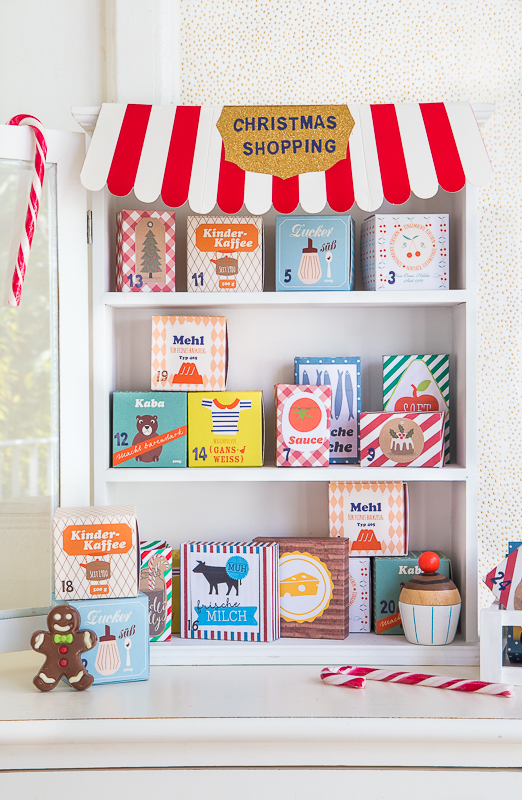 Für die selbstgefalteten Schachteln benötigst Du: Scrapbooking Papier in verschiedenen Farben/Muster oder gemusterten Karton Lineal, Stift, Schere und Kleber Ladenetiketten zum Ausdrucken