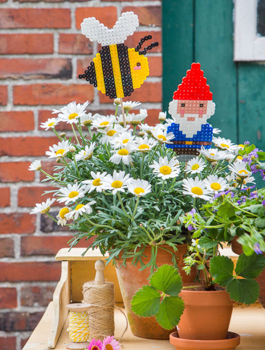 Sommerspaß mit Bügelperlen - Pflanzenstecker für den Blumentopf