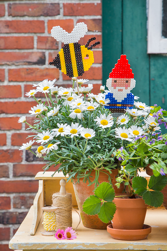 Sommerspaß mit Bügelperlen - Pflanzenstecker für den Blumentopf