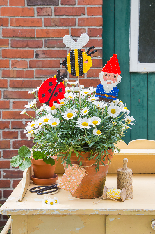 Sommerspaß mit Bügelperlen - Pflanzenstecker für den Blumentopf