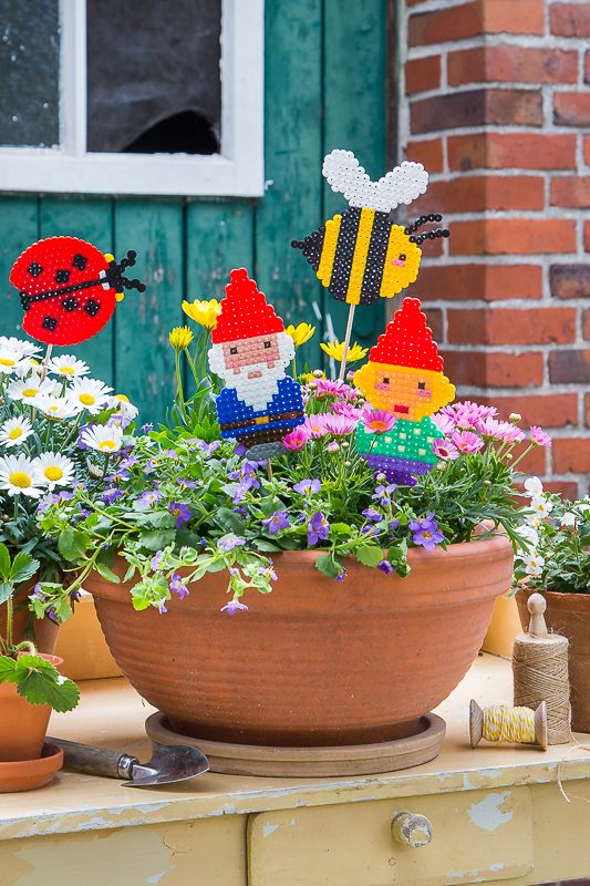 Sommerspaß mit Bügelperlen - Pflanzenstecker für den Blumentopf