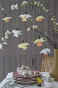 Frühlingshafte Dekoideen mit Papierblumen