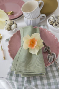 Frühlingshafte Dekoideen mit Papierblumen