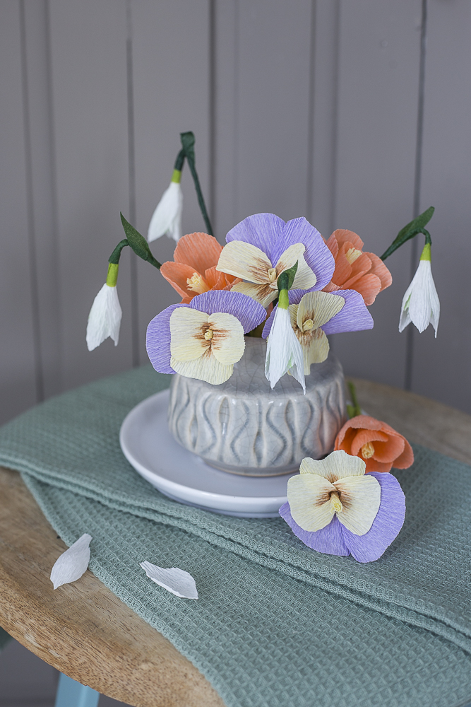 Frühlingshafte Dekoideen mit Papierblumen