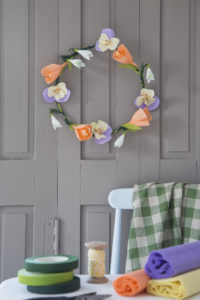 Frühlingshafte Dekoideen mit Papierblumen