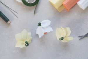 Frühlingshafte Dekoideen mit Papierblumen